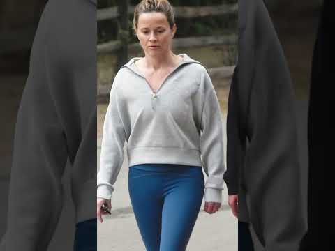 Video Reese Witherspoon out for a hike