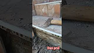 Keramika na stepeništu- postavljeno pre desetak i više godina ,ali vertikale , lajsne i fuge u haosu