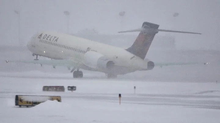 EXTREME Winter Storm Plane Spotting at MSP Airport