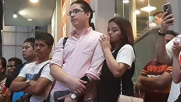 Ramai pengunjung nyanyi sama2 dgn Bob lagu jujur dari Radja