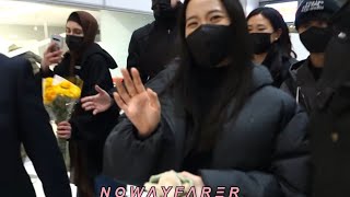 220307 Jisoo is sharing some love w/ French Blinks while heading back to Korea @ CDG Airport Paris