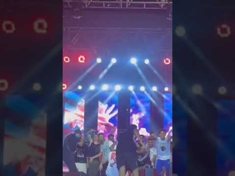 شوف ويجز وهو بيقع من على المسرح