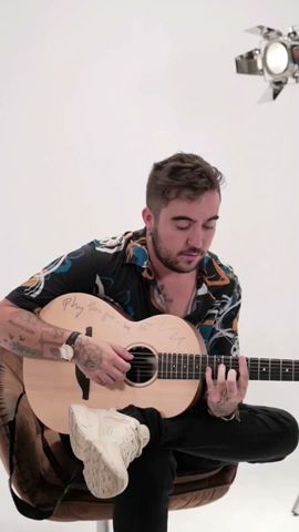 Beret y Mr. Rain estrenan una canción en el Metropolitano con la camiseta  del Atleti - Videos