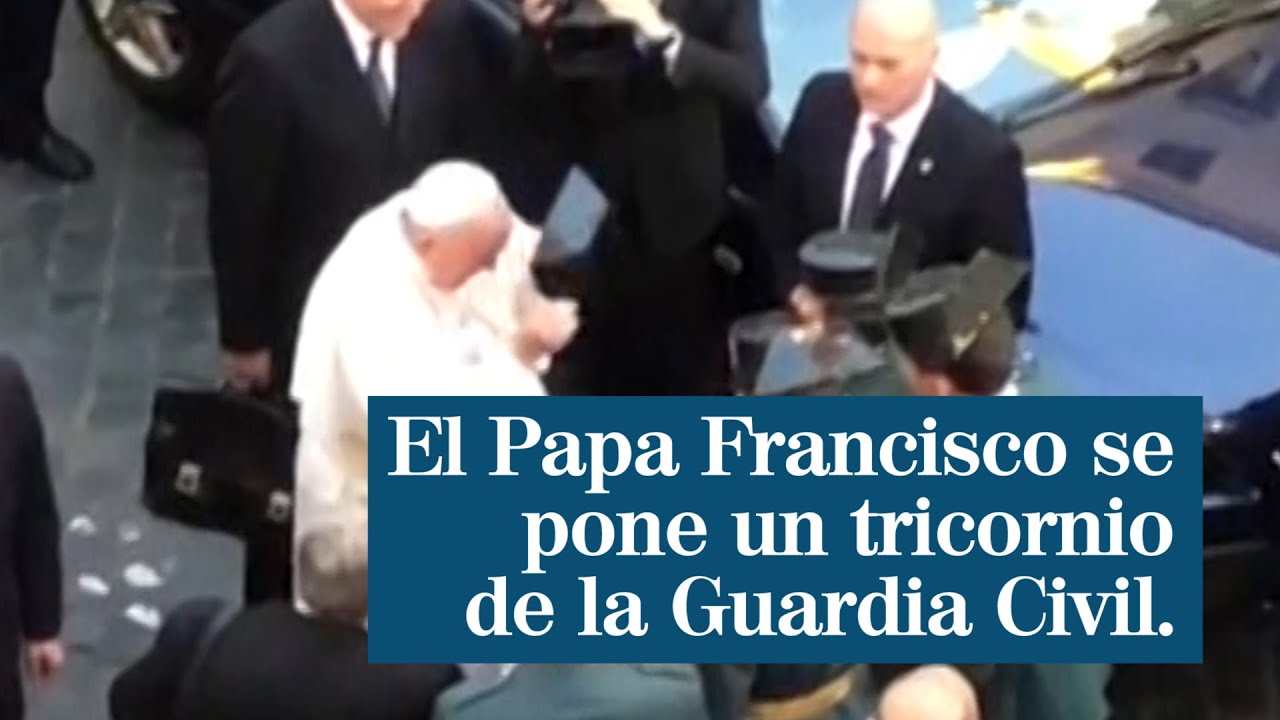 Por qué la Guardia Civil le impone al Papa el tricornio en un acto de Roma