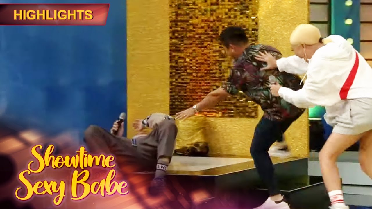 ⁣Vhong suddenly falls on stage | It's Showtime Sexy Babe