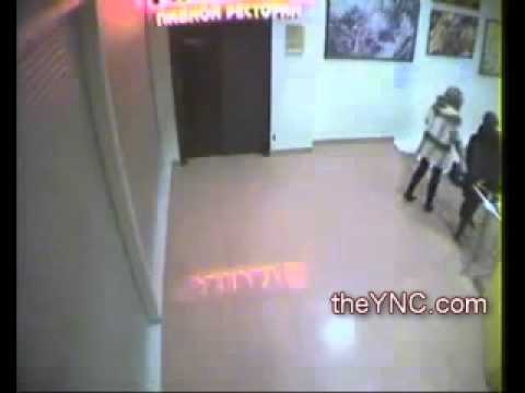 بنات سكارا يتزلجون على الدرج 18 