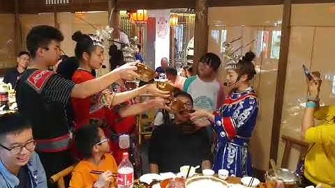 Tục mời rượu độc đáo của dân tộc Miêu