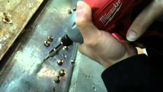 Mliwaukee 2450-22使用自攻螺絲