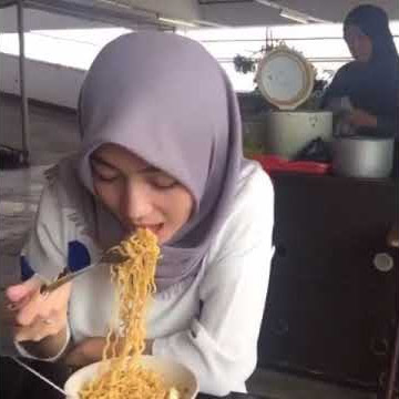 IMEL PUTRI MAKAN MIE:*