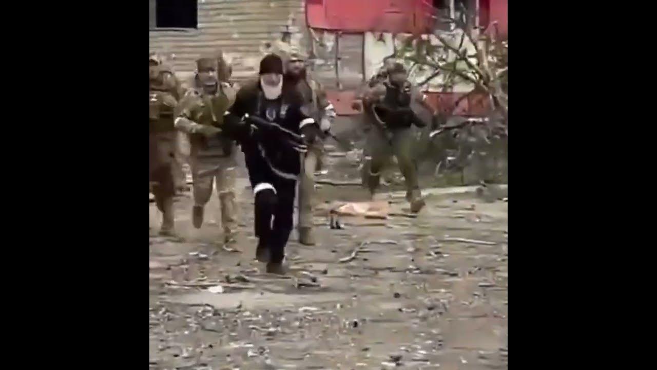 кадыровцы опозорились в украине. сдача на краповый берет в чечне. драка кадыровцев. драка кадыровцев. кадыров и кадыровцы.