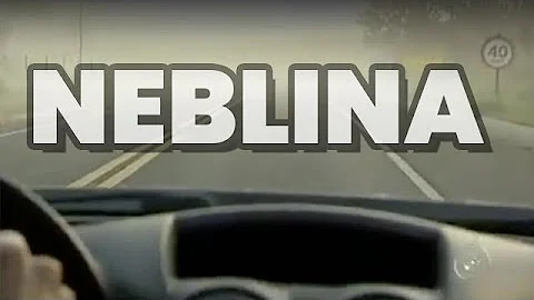O que o condutor deve fazer ao trafegar em uma rodovia com neblina intensa?