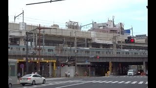 新幹線や上野東京ラインの高架軌道も見える神田駅北口のガードを走行する京浜東北線や山手線