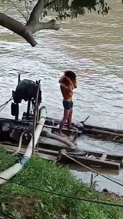 mandi pakai sempak aja😁😁😁