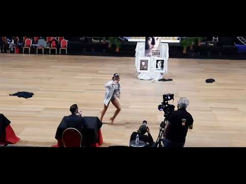 Video: Alaia Affascina Tutti Ballando Con Suo Padre