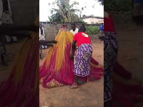 تقديم القرابين للصنم 