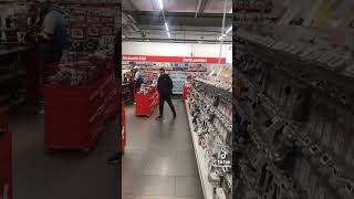 Cypis karaluch na głośniku w Media markt 😎🔥