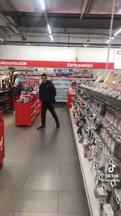 Cypis karaluch na głośniku w Media markt 😎🔥