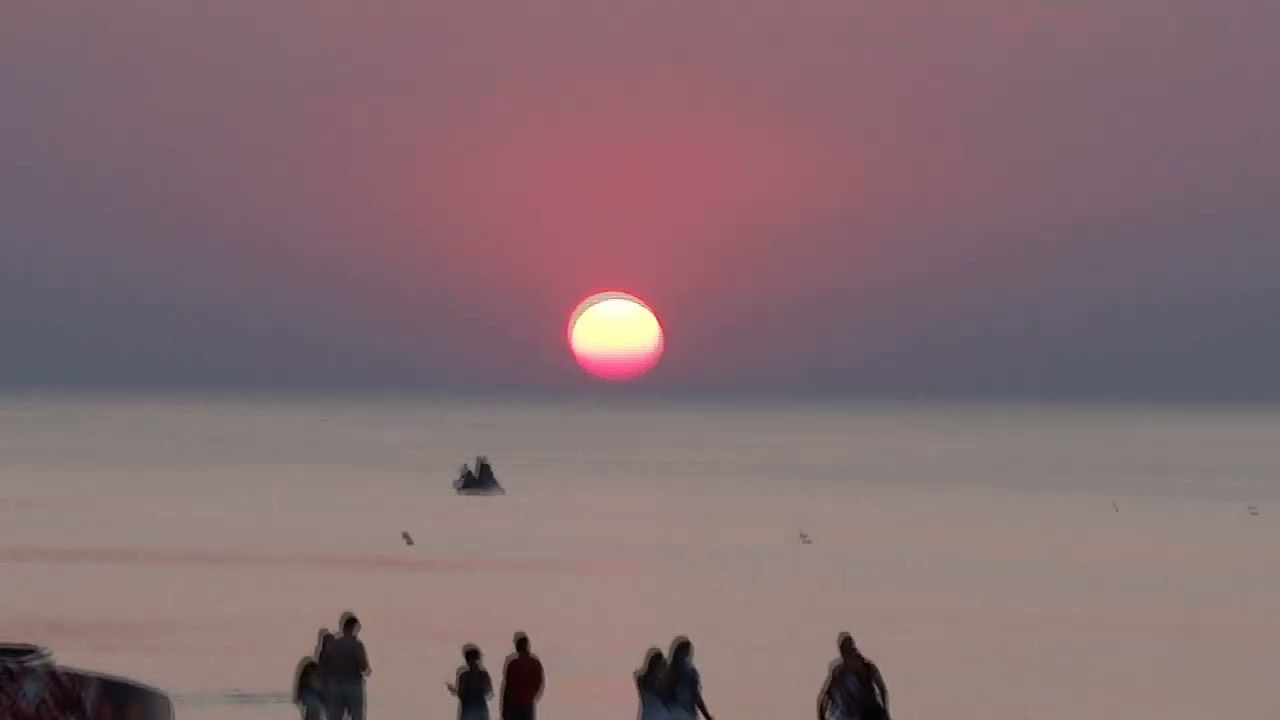 Потрясающий закат солнца на Рижском взморье . Юрмала . Дзинтари .