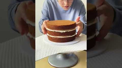 How to Crumb Coat a Cake #crumbcoat #shorts