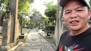 冷清的仿古街店裡麻將聲聲。腐敗的清政府立牌坊為自己歌功頌德