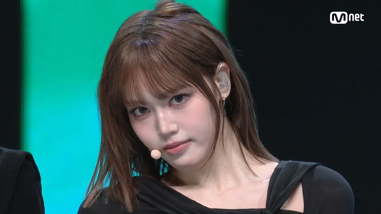 izna - Mamma Mia #엠카운트다운 EP.910 | Mnet 251023 방송