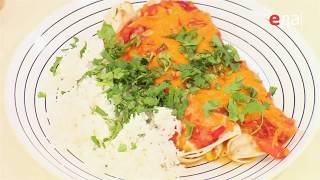 Подача (сервировка) мексиканской лепёшки с курицей - энчиладас / Илья Лазерсон / Мировой повар Подача (сервировка) мексиканской лепёшки с курицей - энчиладас / Илья Лазерсон / Мировой повар