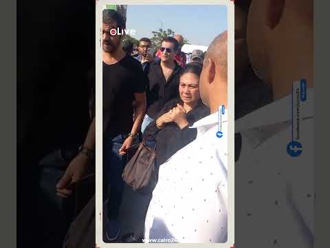 أحمد حلمي وسلوى محمد علي انهيار وبكاء نجوم الفن لحظة خروج جثمان سامح عبد العزيز من مسجد الشرطة