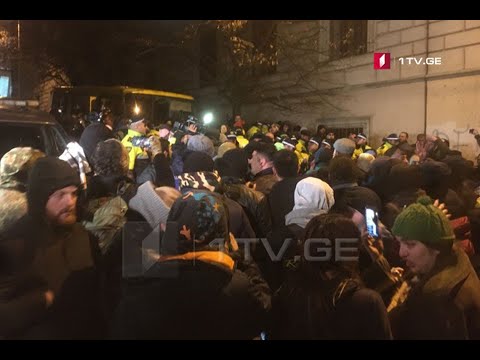 პარლამენტის მიმდებარე ტერიტორიაზე ხმაურია