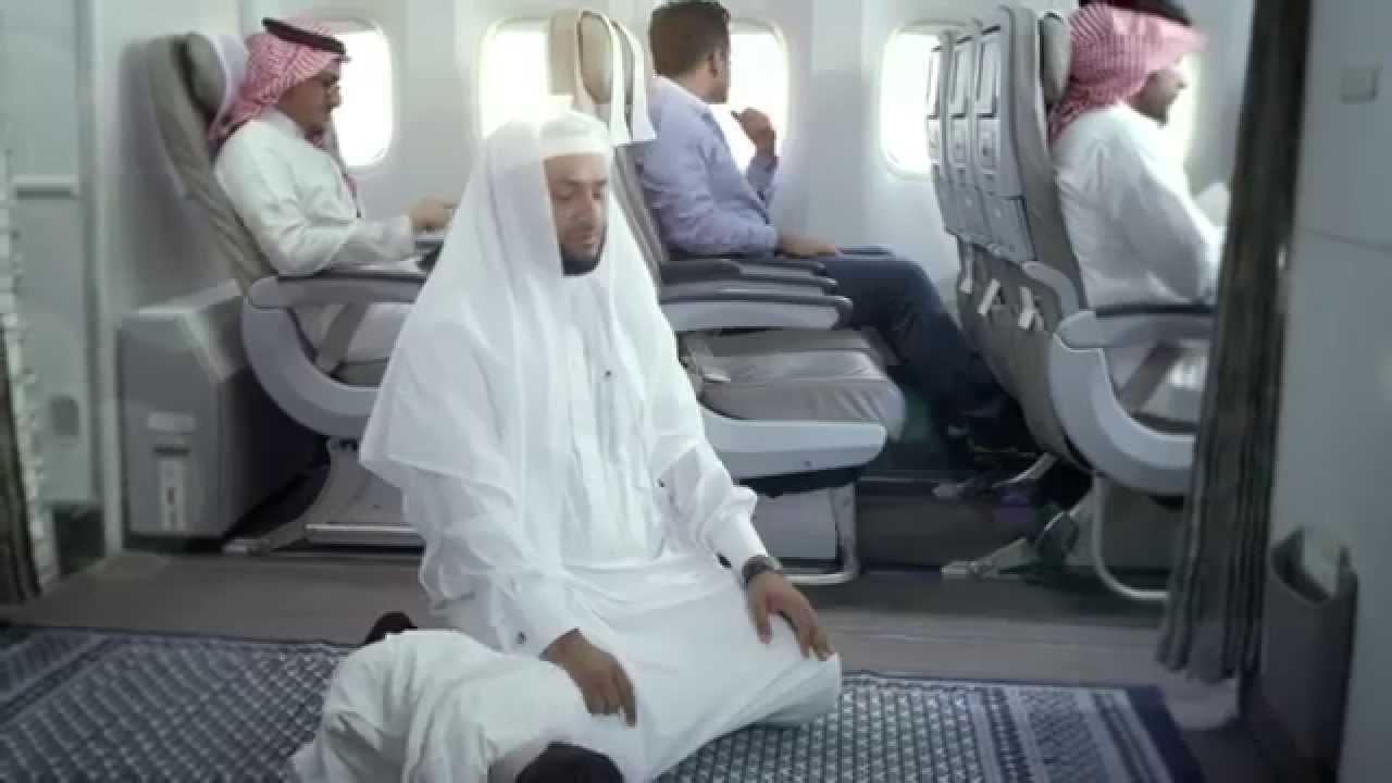 Русский и мусульманин в самолете. Намаз в самолете. Мусульмане в самолете. Намаз сидя в самолете. Мусульмане в самолете фотосессия.