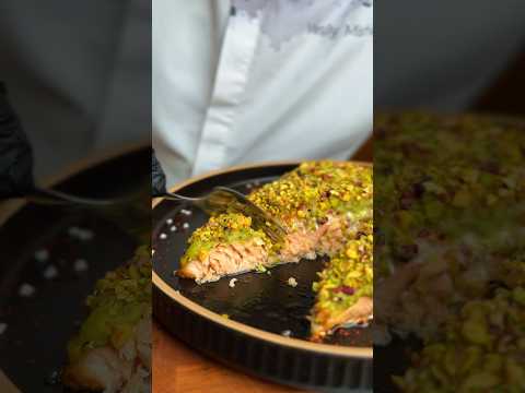 ЗАПЕЧЕННЫЙ ЛОСОСЬ С АВОКАДО-МУССОМ И ФИСТАШКАМИ 🤤