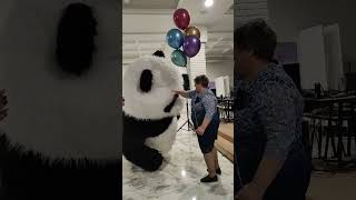 Ворвался без спроса на праздник и вытворял всякое...😳🥵🐼 Поздравление от панды #shorts  #белыймишка