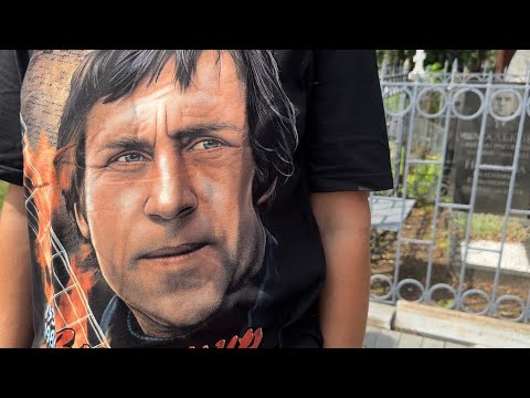 Народные гуляния на могиле Владимира Высоцкого в дату смерти / Ваганьковское кладбище 25.07.2023