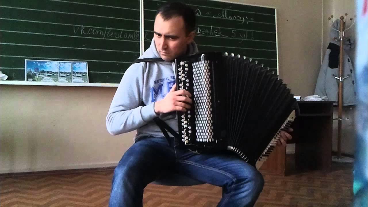 Татарские плясовые под гармонь флера хурматова. Бию музыка. Виде урокигрынагормони татарские народные. Кретова 20 детская музыкальная школа баянисты. Татарин с баяном.