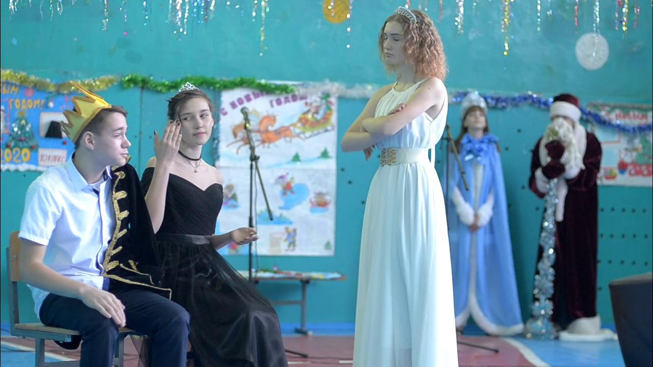 веселая новогодняя вечеринка. персонажи новогоднего праздника. вспомним новый год шикарная сценка. девушка на новогоднем корпоративе. новогодний корпоратив для детей.