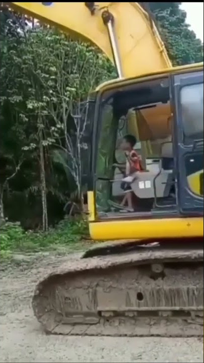 VIRAL!!! Operator Cilik mengoperasikan Excavator 😝😝.       #alatberat #alatberatindonesia