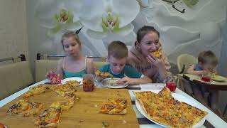 МУКБАНГ ТРИ ПИЦЦЫ ДЛЯ СЕМЬИ | MUKBANG THREE PIZZAS FOR THE WHOLE FAMILY #mukbang #мукбанг