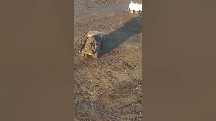 Caterpillar 777 Dump Truck, 100 ton Haul Truck for Moving Rocks and Dirt