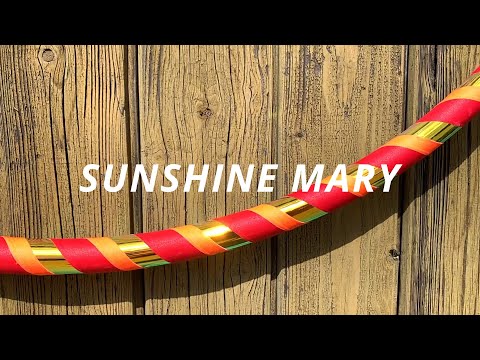 Dieses Video zeigt unser Hula Hoop Modell &quot;Sunshine Mary&quot; als Nahaufnahme in Bewegung bei Sonnenlicht. Tapes: 24 mm red grip / 12 mm neon orange grip / holo ...