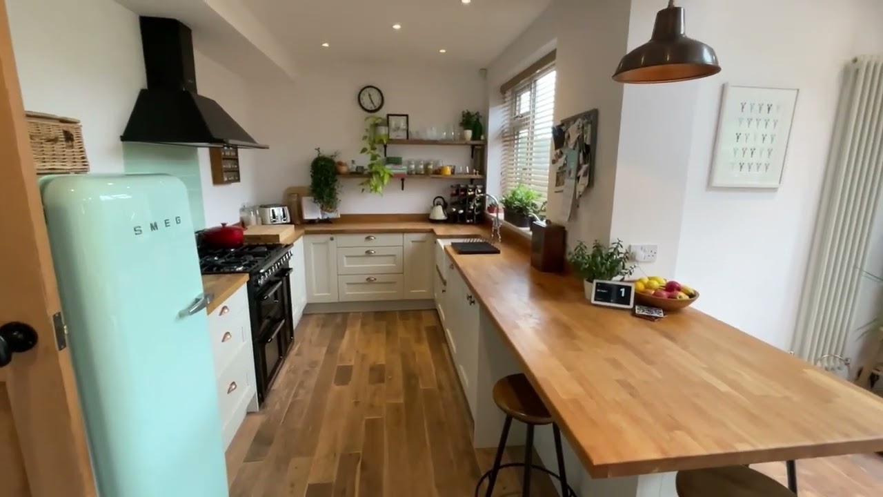 Walk through Victoria Street