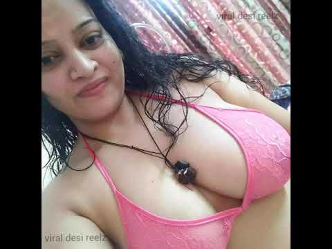Desi housewife's bhabhi hot at home with sexy cleavage show #viraldesireelz || Viral Desi Reelz