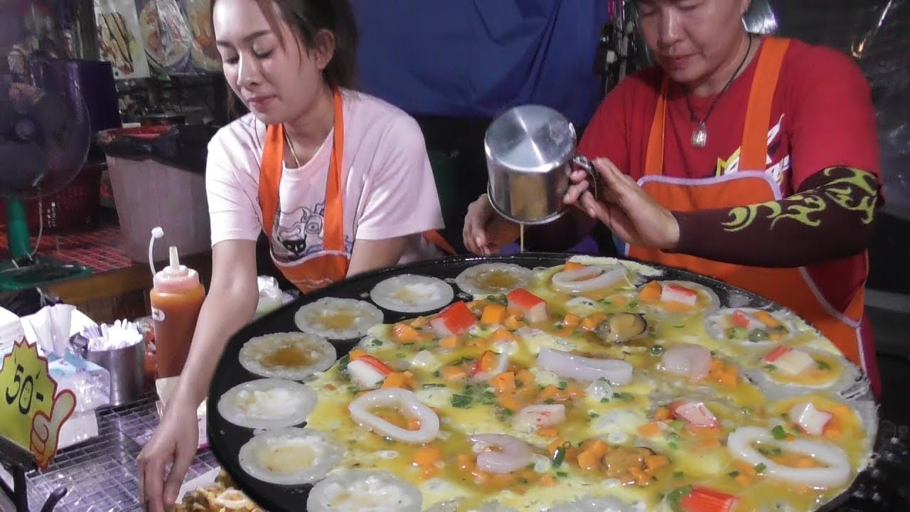 Mother & Daughter Making Thai Pan Fried Seafood Omelette | Jomtien Night Market Pattaya