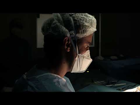 Vídeo: Adele Sergeenkova Se Livrou De Implantes Mamários Do Tamanho De Uma Cabeça Humana E Ficou Feliz