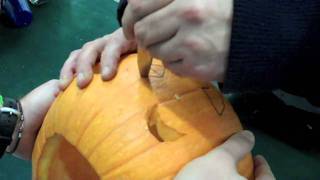 Zucca di Halloween: disegnare, intagliare fase 2