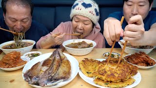 Yukgaejang (Spicy beef soup) & Bindaetteok (Mung bean pancake) - Mukbang eating show