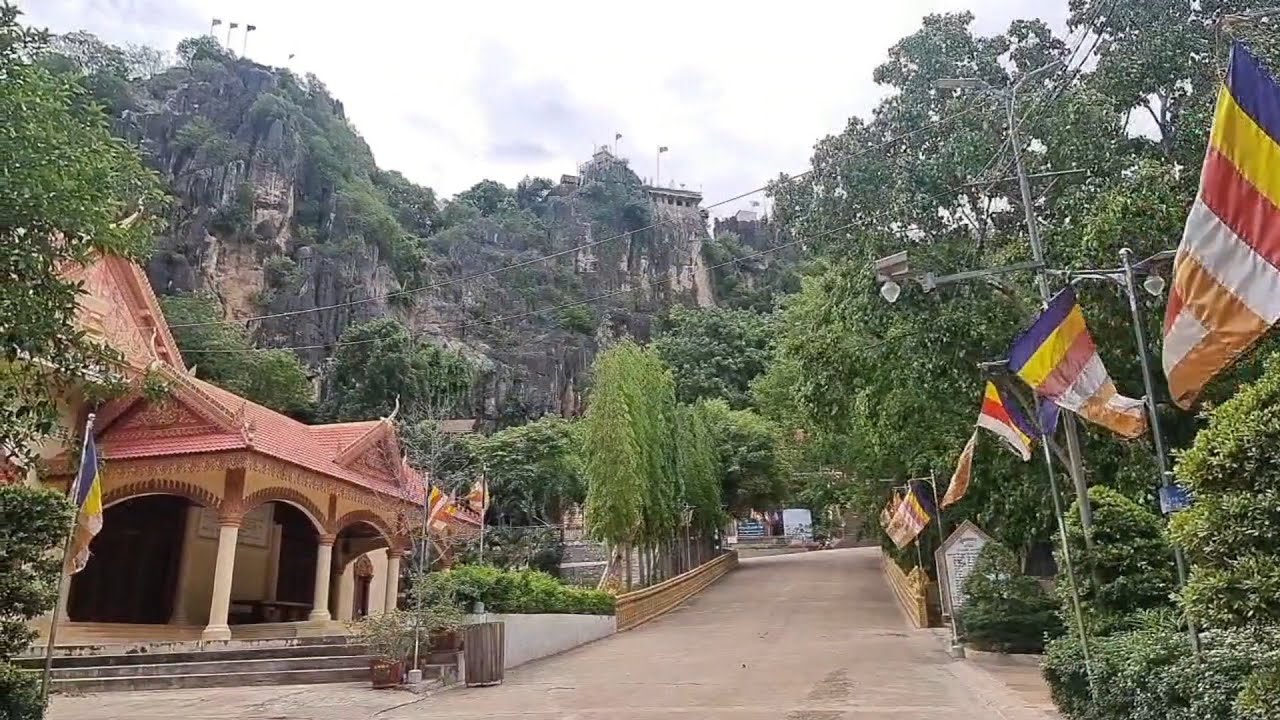 ទិដ្ឋភាពដ៏ស្រស់បំព្រងក្នុងវត្តកុឌ្ឌបព្វតា(ភ្នំជញ្ជាំង)ក្នុង សង្កាត់ ទឹកថ្លា ក្រុង សិរីសោភ័ណ