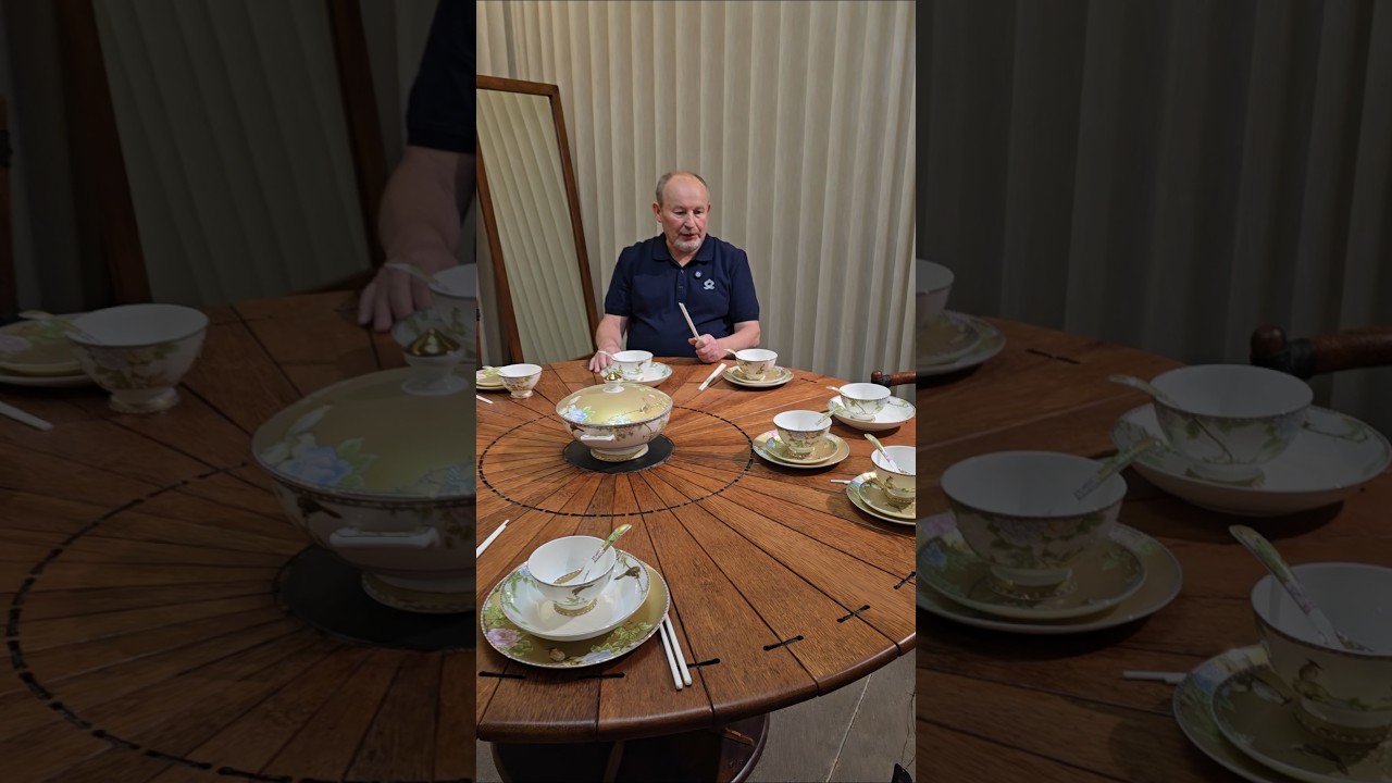 Почему вы один за таким столом? Это шоурум 