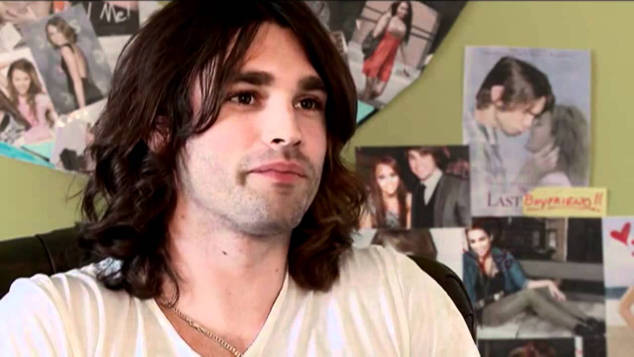 Justin Gaston obsessed with Miley Cyrus? (Funny Interview)