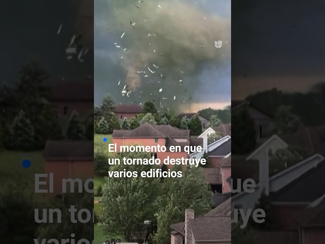 El momento en que un tornado destruye varios edificios