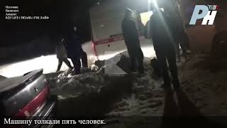 Автомобиль «скорой помощи» на сорок минут застрял в снегу на дороге в рязанском поселке Строитель