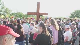‘Wall of Hope’ grows in Kerrville as community honors flood victims